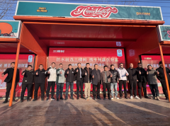 山环抱的简陋球场上